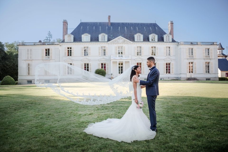 photo couple photographe mariage Château Barthélemy 