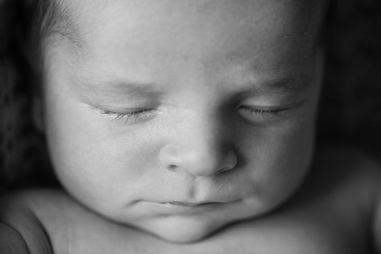 portrait nourrisson noir et blanc