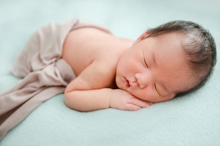 photographe nouveau-né style studio à domicile Paris 75