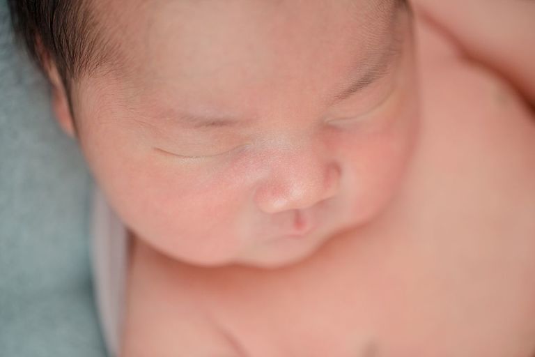 photographe nouveau-né style studio à domicile Paris 75