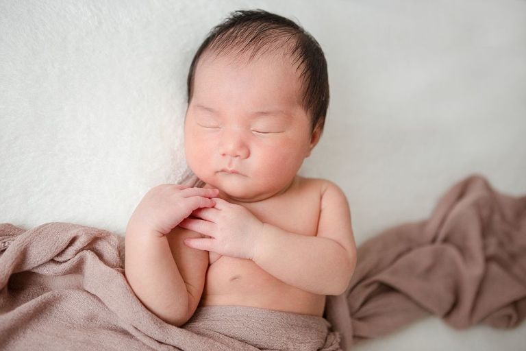 séance photo nouveau-né à domicile Paris 75