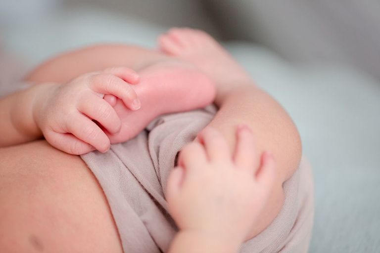 photographe nouveau-né style studio à domicile Paris 75