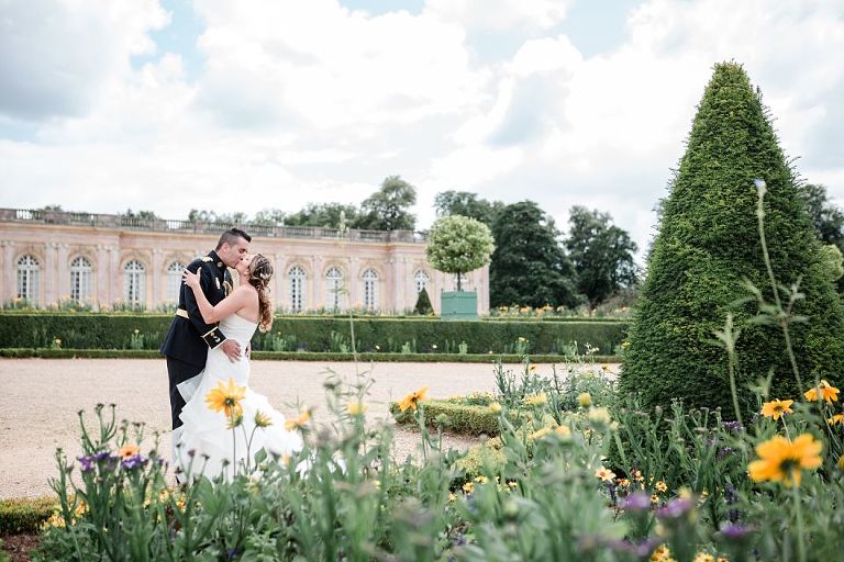 séance photo après le mariage à versailles et grand trianon