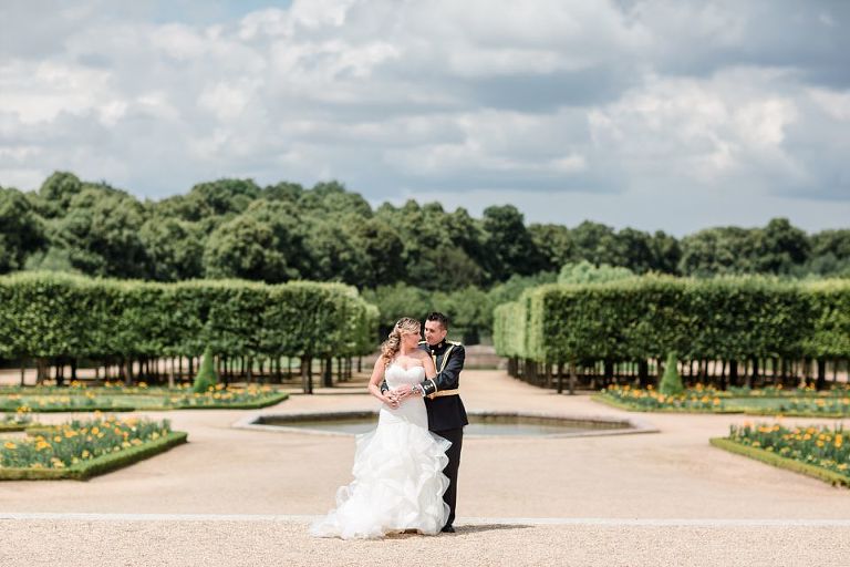 séance photo après le mariage les jardins de versailles et le grand trianon