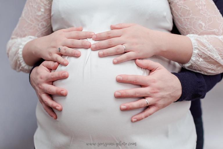 Shooting photo femme enceinte en intérieur. Séance photo à domicile