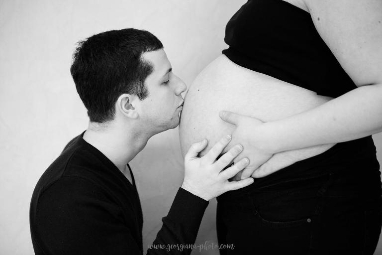 Shooting photo femme enceinte en intérieur. Séance photo à domicile
