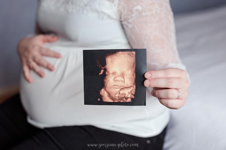 Shooting photo femme enceinte en intérieur. Séance photo à domicile