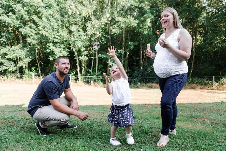 Shooting photo grossesse et famille en extérieur