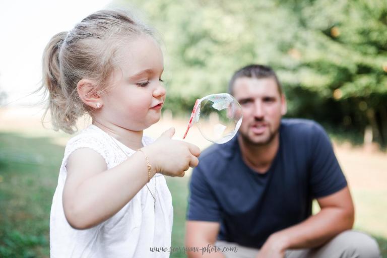 Shooting photo grossesse et famille en extérieur