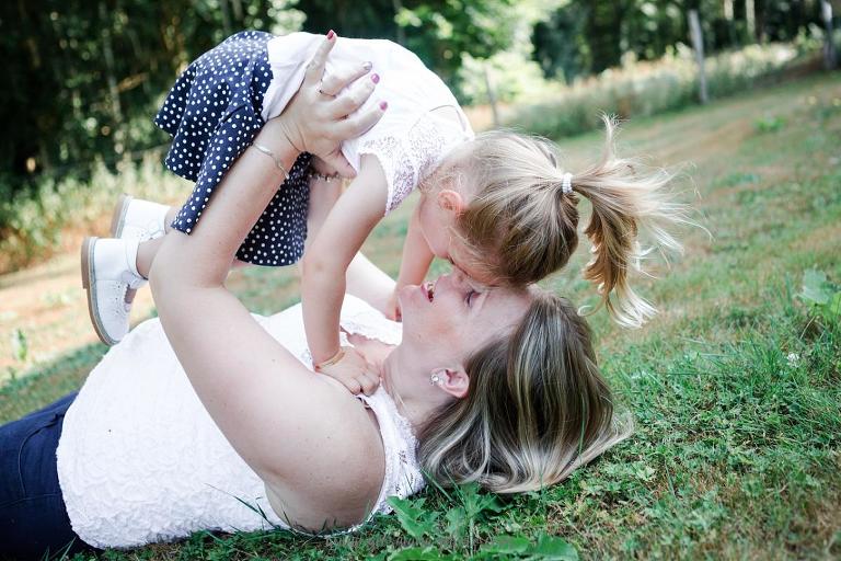 Shooting photo grossesse et famille en extérieur